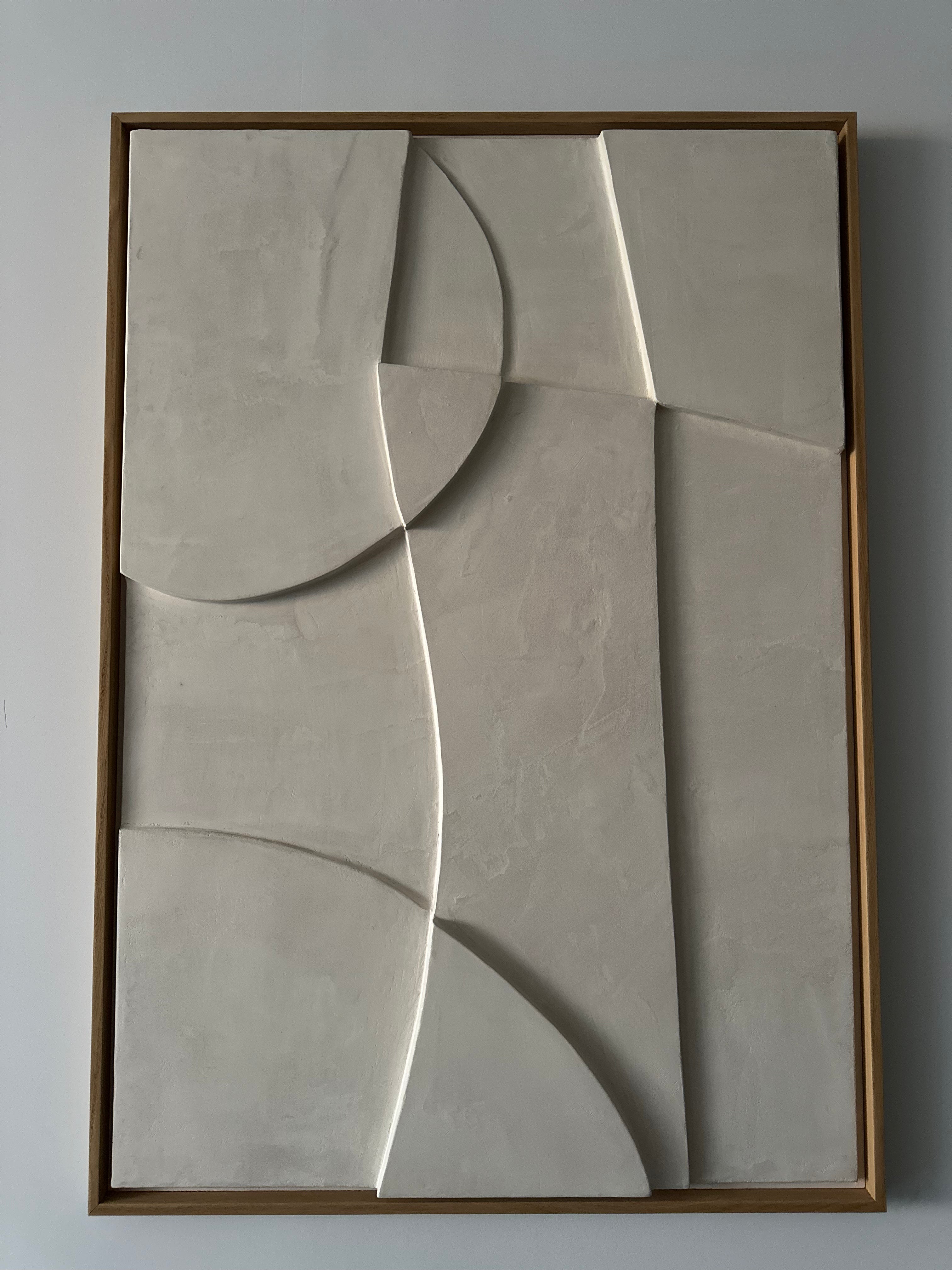 Microcemento hueso con marco acanalado en madera de roble natural.