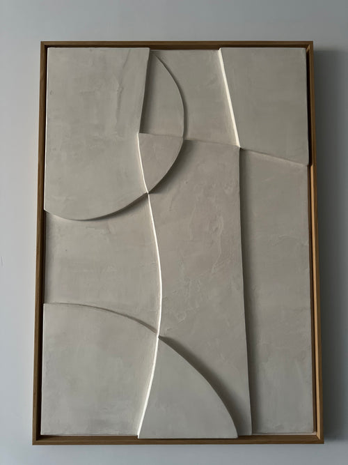 Microcemento hueso con marco acanalado en madera de roble natural.